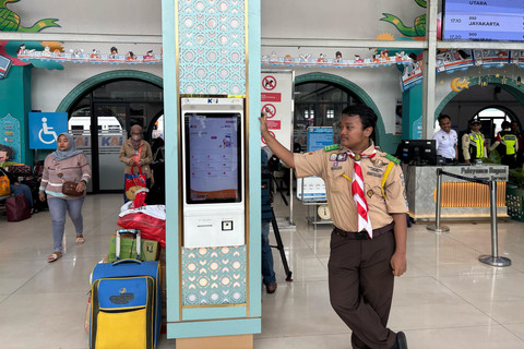 Anggota Pramuka seluruh Jakarta sukarela membantu pemudik di Stasiun Pasar Senen, Jakarta Pusat pada Jumat (28/3/2025). Foto: Abid Raihan/kumparan