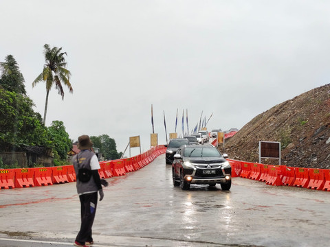 Peningkatan kendaraan semakin terlihat di exit tol fungsional Tamanmartani, Kalasan, Kabupaten Sleman, Jumat (28/3) sore. Foto: Arfiansyah Panji/kumparan