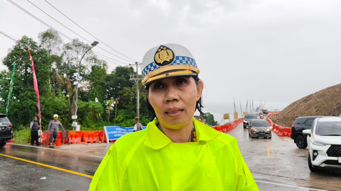 Kasubdit Kamsel Ditlantas Polda DIY, AKBP Widya Mustikaningrum, di exit tol fungsional Tamanmartani, Sleman, Jumat (28/3). Foto: Arfiansyah Panji/kumparan