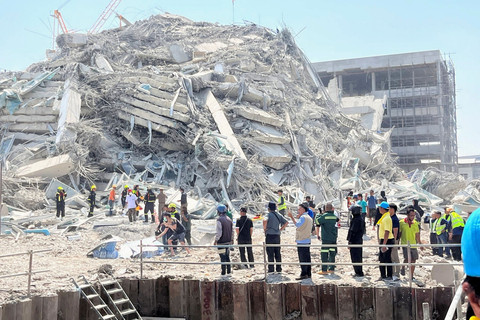 Gedung yang masih tahap pembangunan ambruk diguncang gempa di Bangkok, Thailang, Jumat (28/3/2025). Foto: Ann Wang/REUTERS
