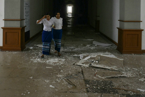 Warga berjalan melewati puing-puing yang hancur akibat gempa di Museum Nasional, Naypyidaw, Myanmar, Jumat (28/3/2025). Foto: Sai Aung MAIN / AFP