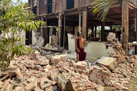 Seorang biksu berjalan melewati reruntuhan biara yang rusak terdampak gempa di Naypyidaw, Myanmar, Jumat (28/3/2025). Foto: Aung Shine Oo/AP Photo