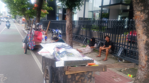 Manusia gerobak mendapat sumbangan makanan selama Ramadan di Mampang Prapatan, Jakarta Selatan, Jumat (28/3/2025). Foto: Thomas Bosco/kumparan