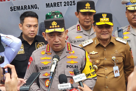 Kepala Kepolisian Negara Republik Indonesia (Kapolri) Jenderal Polisi Listyo Sigit Prabowo saat meninjau arus mudik di GT Kalikangkung Semarang. Foto: Intan Alliva/kumparan