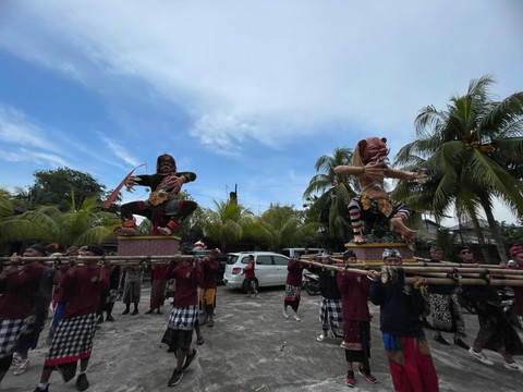 Festival pawai ogoh-ogoh Pura Giripati Mulawarman, Kabupaten Kubu Raya, Kalimantan Barat pada Jum'at 28 Maret 2025. Foto: Rabiansyah/Hi!Pontianak.