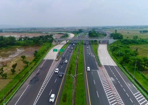 Arus mudik H-3 Lebaran 2025 di Tol Cipali KM 152-153 dari arah Jakarta menuju Cirebon pada Hari Jumat (28/3/2025). Foto: Dok. kumparan