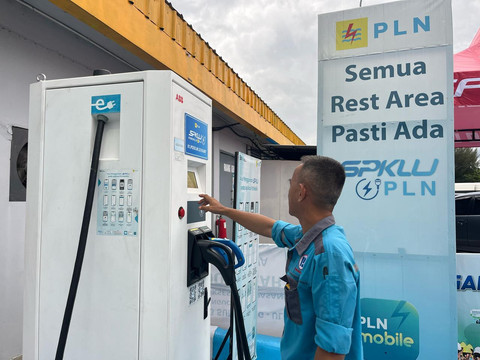Stasiun Pengisian Kendaraan Listrik Umum (SPKLU) di rest area Tol Cipali, Jumat (28/3). Foto: Dok. kumparan