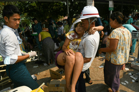 Warga korban gempa menerima perawatan medis di lantai kompleks rumah sakit di Naypyidaw, Myanmar, Jumat (28/3/2025). Foto: Sai Aung MAIN / AFP