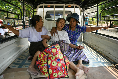Warga korban selamat gempa dibawa menggunakan truk di Naypyidaw, Myanmar, Jumat (28/3/2025). Foto: Sai Aung MAIN / AFP