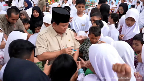 Presiden Prabowo Subianto menyapa sejumlah anak-anak  usai mensahkan Peraturan Pemerintah (PP) Tentang Sistem Elektronik dalam Perlindungan Anak di Halaman Istana Kepresidenan, Jakarta, Jumat (28/3/2025). Foto: Youtube/Sekretariat Presiden