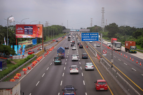Sejumlah kendaraan melintas saat penerapan contra flow di KM 57 Tol Jakarta-Cikampek (Tol Japek), Karawang, Jawa Barat, Jumat (28/3/2025). Foto: Iqbal Firdaus/kumparan