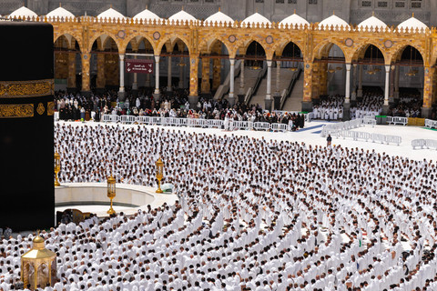 Salat Jumat terakhir pada bulan Ramadan di Masjidil Haram, Jumat (28/3/2025). Foto: X/ @AlharamainSA