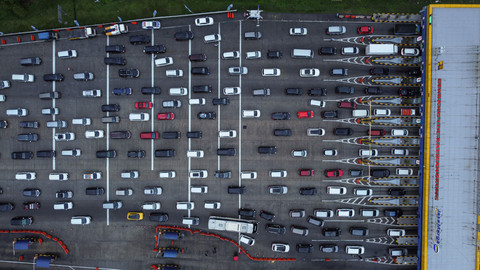 Foto udara kendaraan pemudik melaju perlahan di Gerbang Tol (GT) Kalikangkung Semarang-Batang, Semarang, Jawa Tengah, Jumat (28/3/2025). Foto: Makna Zaezar/ANTARA FOTO