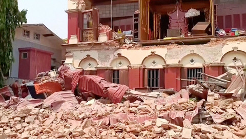Warga melihat kondisi kuil yang runtuh setelah gempa di Mandalay, Myanmar, Jumat (28/3/2025). Foto: Social Media /via REUTERS