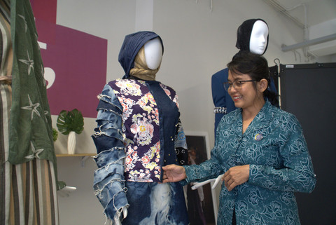 Maria Nala atau akrab dipanggil Maya saat menerangkan tips baju Lebaran ramah lingkungan.