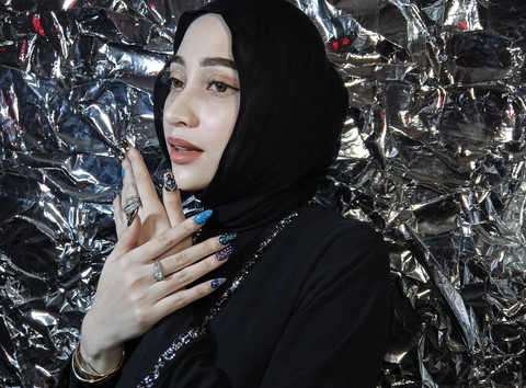 Kuku glowing dengan kutek halal. Foto: Masruroh/Basra
