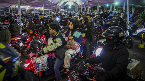 Pemudik sepeda motor mengantre untuk memasuki dermaga di Pelabuhan Pelindo Ciwandan, Kota Cilegon, Banten, Sabtu (29/3/2025). Foto: ANTARA FOTO/Galih Pradipta