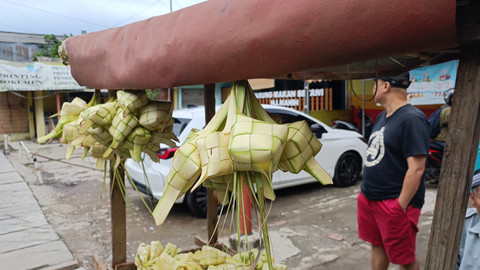Hiruk-pikuk pedagang ketupat bermunculan H-2 Lebaran di kawasan Pasar Timbul, Jagakarsa, Jaksel, Sabtu (29/3). Foto: Thomas Bosco/kumparan
