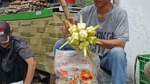 Hiruk-pikuk pedagang ketupat bermunculan H-2 Lebaran di kawasan Pasar Timbul, Jagakarsa, Jaksel, Sabtu (29/3). Foto: Thomas Bosco/kumparan