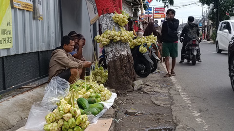 Hiruk-pikuk pedagang ketupat bermunculan H-2 Lebaran di kawasan Pasar Timbul, Jagakarsa, Jaksel, Sabtu (29/3). Foto: Thomas Bosco/kumparan