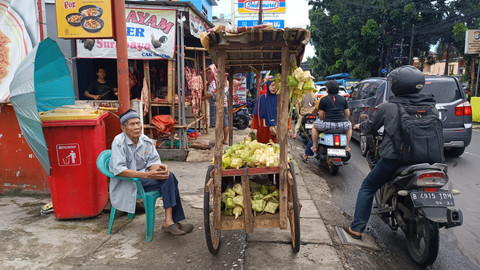 Hiruk-pikuk pedagang ketupat bermunculan H-2 Lebaran di kawasan Pasar Timbul, Jagakarsa, Jaksel, Sabtu (29/3). Foto: Thomas Bosco/kumparan