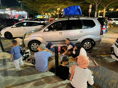 Pemudik gelar tikar untuk buka puasa di Rest Area KM 166 Tol Cipali, Sabtu (29/3). Foto: Dok. kumparan