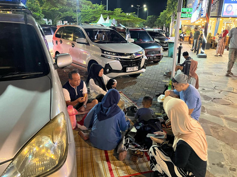 Pemudik gelar tikar untuk buka puasa di Rest Area KM 166 Tol Cipali, Sabtu (29/3). Foto: Dok. kumparan
