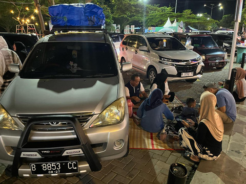 Pemudik gelar tikar untuk buka puasa di Rest Area KM 166 Tol Cipali, Sabtu (29/3). Foto: Dok. kumparan