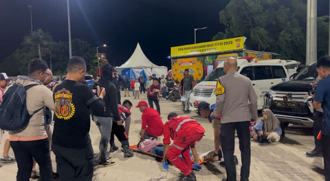 Petugas kesehatan mengevakusi pemudik yang pingsan saat antrean di Pelabuhan Ciwandan, Kota Cilegon, Banten, Sabtu subuh (29/3/2025). Foto: Dok. kumparan