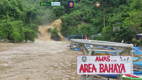 Hujan deras yang terjadi sejak sore hingga Jumat (28/3) malam menyebabkan sungai bawah tanah di Pantai Baron, Kabupaten Gunungkidul meluap, Sabtu (29/3).