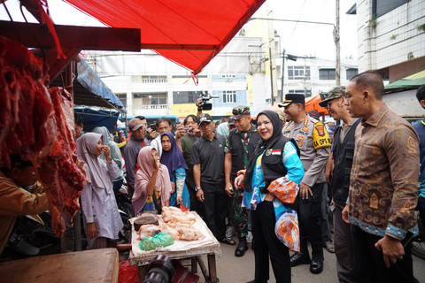 Wali Kota Bandar Lampung, Eva Dwiana saat memimpin sidak ke sejumlah pasar tradisional di Bandar Lampung | Foto : Ist