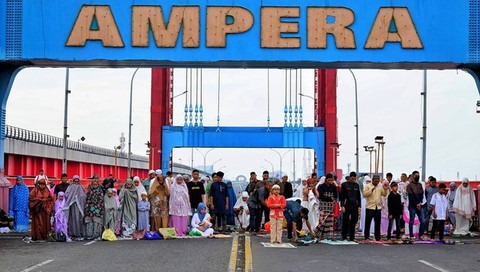 Sebagian warga Palembang memilih melaksanakan ibadah salat id di atas Jembatan Ampera yang sudah ditutup sejak pagi hari, Sabtu (22/4/2023) Foto: abp/Urban Id