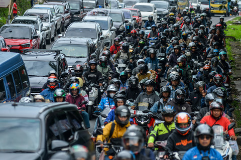 Pemudik melintasi jalur Nagreg, Kabupaten Bandung, Jawa Barat, Sabtu (29/3/2025). Foto: ANTARA FOTO/Raisan Al Farisi