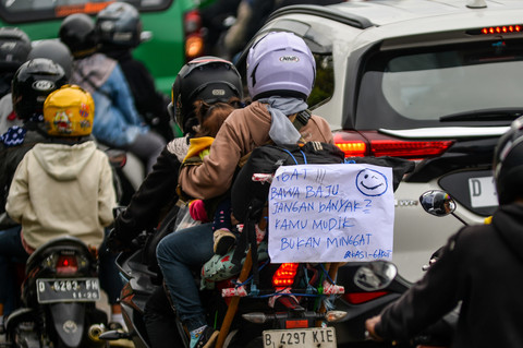 Pemudik kendaraan roda dua melintasi jalur Nagreg, Kabupaten Bandung, Jawa Barat, Sabtu (29/3/2025). Foto: ANTARA FOTO/Raisan Al Farisi