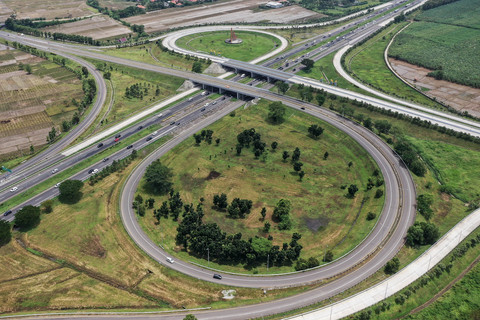 Foto udara sejumlah kendaraan melintas di ruas tol Cikopo-Palimanan (Cipali), Indramayu, Jawa Barat, Sabtu (29/3/2025). Foto: ANTARA FOTO/Fauzan