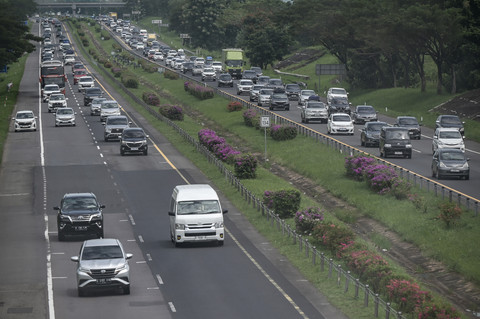 Sejumlah kendaraan melintas di ruas tol Cikopo-Palimanan (Cipali), Indramayu, Jawa Barat, Sabtu (29/3/2025). Foto: ANTARA FOTO/Fauzan