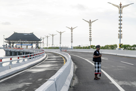 Pecalang atau petugas pengamanan adat Bali memantau situasi saat Hari Raya Nyepi Tahun Baru Saka 1947 di Jalan Tol Bali Mandara kawasan Desa Adat Tuban, Badung, Bali, Sabtu (29/3/2025). Foto: Made Nanda/ANTARA FOTO