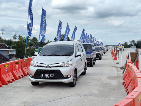 Exit tol fungsional Tamanmartani, Kabupaten Sleman ramai. Pemudik mulai masuk Yogyakarta, Sabtu (29/3). Foto: Arfiansyah Panji Purnandaru/kumparan