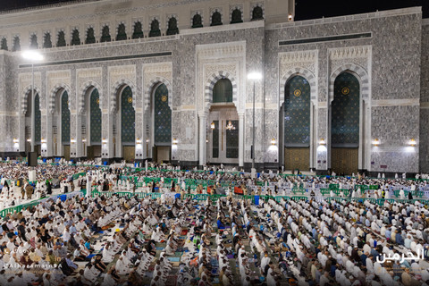 Jemaah memenuhi pelataran Masjidil Haram di malam ke-29 Ramadan 1446 H (28/3/2025). Foto: Dok. AlharamainSA