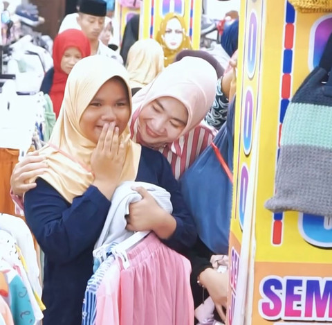 Rita Hastarita, Kepala Dinas Pendidikan dan Kebudayaan Provinsi Kalbar membelikan baju lebaran. Foto: Dok. Instagram @rita_bersamakalian