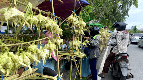 Jejeran ketupat yang dijual di seberang kawasan Pasar Dahlia, Jalan H. Rais A. Rachman, Pontianak. Foto: Alycia Tracy Nabila/Hi!Pontianak