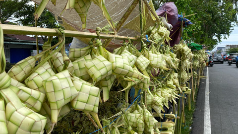 Kulit ketupat yang dijual pedaang di kawasan Pasar Dahlia Pontianak. Foto: Alycia Tracy Nabila/Hi!Pontianak