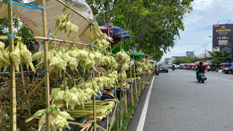 Lapak-lapak penjual kulit ketupat di kawasan Pasar Dahlia Pontianak. Foto: Alycia Tracy Nabila/Hi!Pontianak