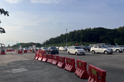 Kendaraan antre memasuki Gerbang Tol (GT) Kalikangkung di Semarang, Jawa Tengah, Sabtu (29/3/2025). Foto: Intan Alliva Khansa/kumparan
