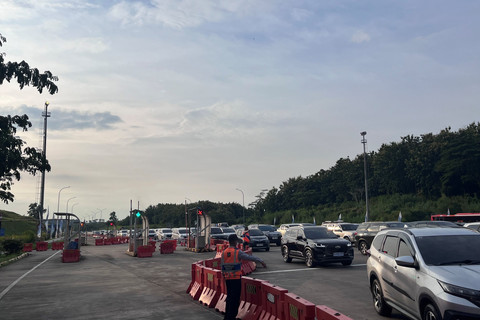 Kendaraan antre memasuki Gerbang Tol (GT) Kalikangkung di Semarang, Jawa Tengah, Sabtu (29/3/2025). Foto: Intan Alliva Khansa/kumparan