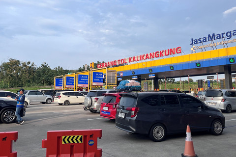 Kendaraan antre memasuki Gerbang Tol (GT) Kalikangkung di Semarang, Jawa Tengah, Sabtu (29/3/2025). Foto: Intan Alliva Khansa/kumparan