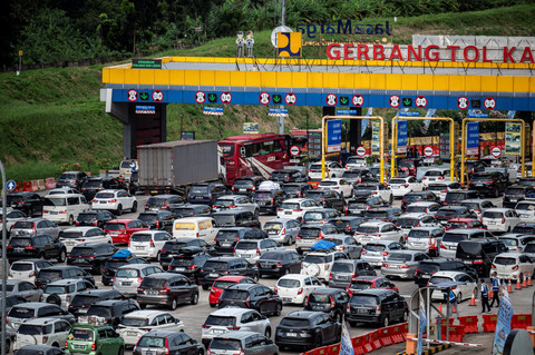 Kendaraan antre memasuki Gerbang Tol (GT) Kalikangkung di Semarang, Jawa Tengah, Sabtu (29/3/2025). Foto: Aprillio Akbar/ANTARA FOTO