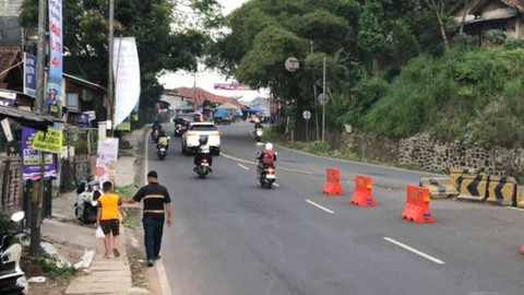 Sejumlah kendaraan melintasi Jalur Nagreg, Sabtu (29/3/2025). Foto: Robby Bouceu/kumparan