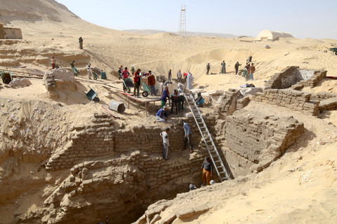 Pekerjaan lapangan berlangsung di dekat lokasi tempat makam raja Mesir kuno yang tidak dikenal, yang berasal dari sekitar 3.600 tahun lalu, ditemukan selama penggalian oleh Penn Museum dan arkeolog Mesir di Abydos, Mesir. Foto: Josef Wegner/Penn Museum/HO via REUTERS