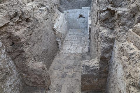 Pekerjaan lapangan berlangsung di dekat lokasi tempat makam raja Mesir kuno yang tidak dikenal, yang berasal dari sekitar 3.600 tahun lalu, ditemukan selama penggalian oleh Penn Museum dan arkeolog Mesir di Abydos, Mesir. Foto: Josef Wegner/Penn Museum/HO via REUTERS